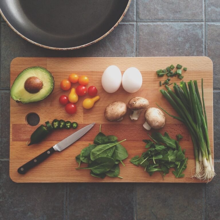 Avocado en ingrediënten op een snijplank