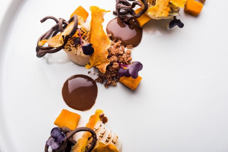 Dessert met chocolade, fruit en krokante garnituur